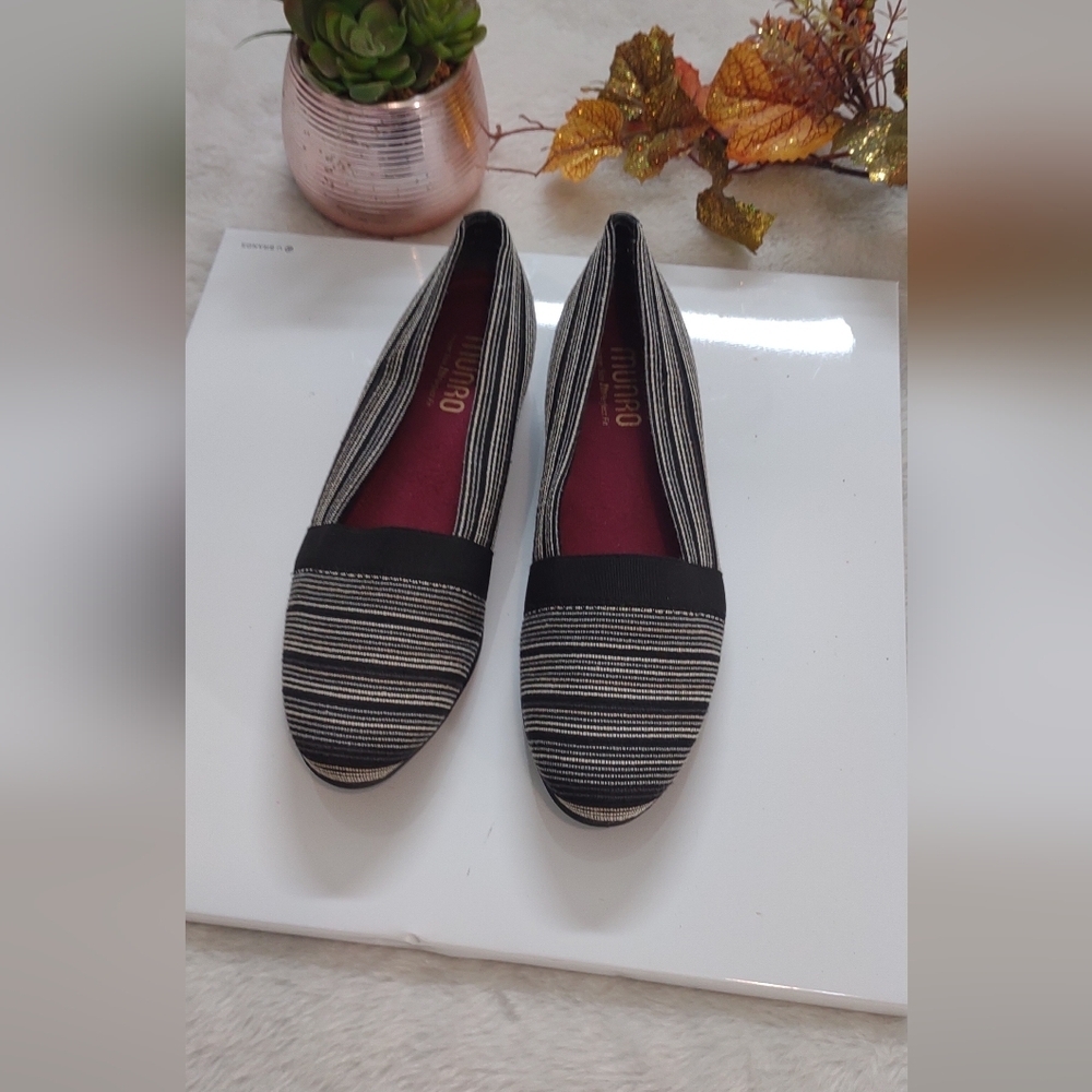 Munro Black Flats with Comfort and Elegance - Picture 4 of 7